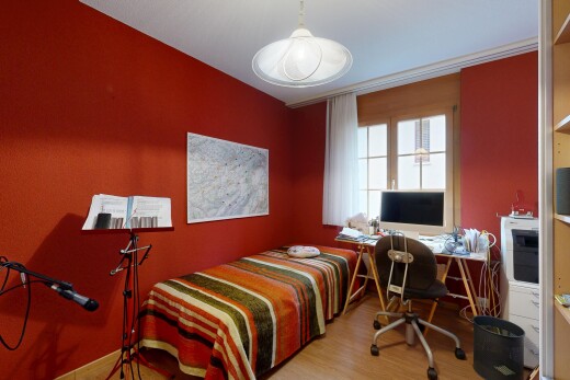 chambre avec drywall, cloison sèche, wood finish floor, sol en finition bois, et inside property