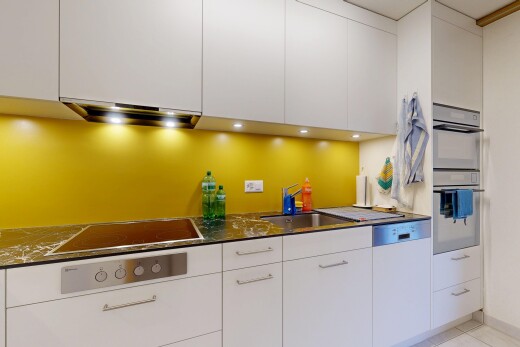 cuisine avec armoires blanches, white cabinets, armoires à panneau plat, flat panel cabinets, et inside property
