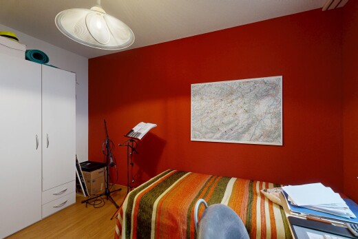 chambre avec drywall, cloison sèche, inside property, wood finish floor, et sol en finition bois
