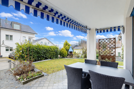 terrasse avec coin repas extérieur, portail, day time, terrasse, et pelouse