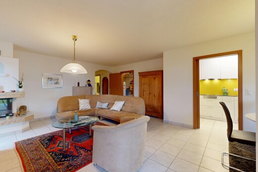 salon avec passages en arc, inside property, drywall, cloison sèche, et tile floor