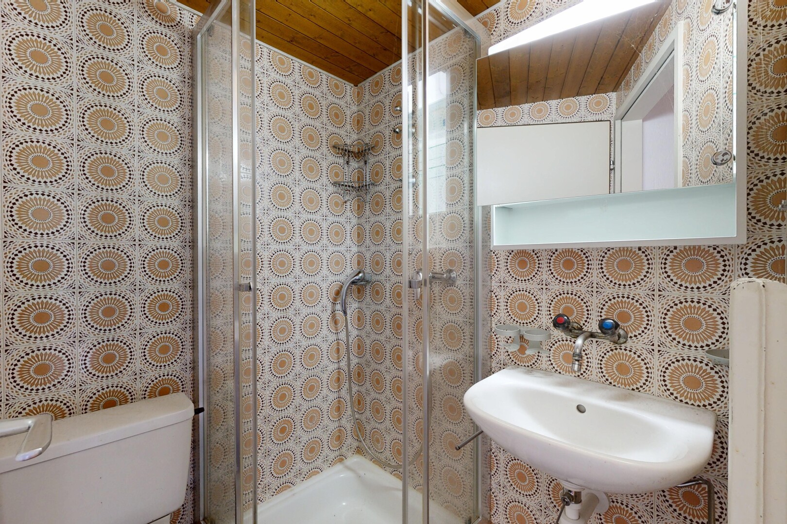 salle de bains avec miroir, salle de bain complète, douche, tile wall, et inside property