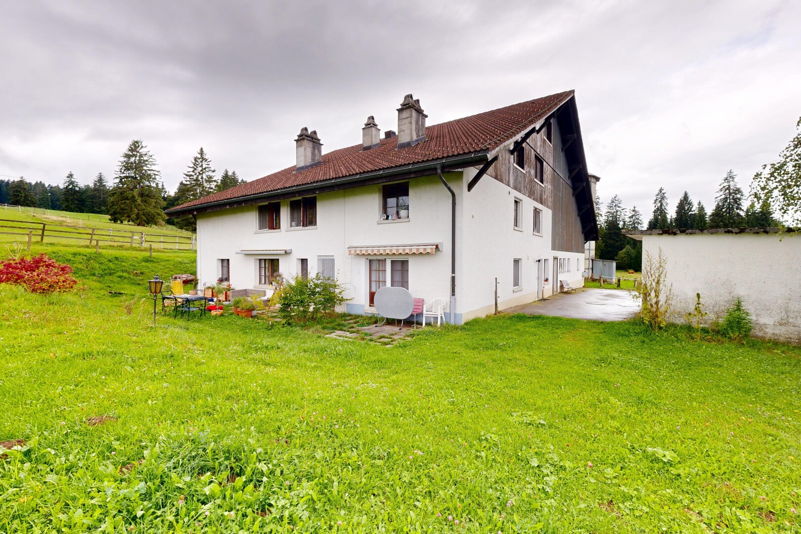 façade avec overcast, property visible, pelouse, cheminée, et clôture