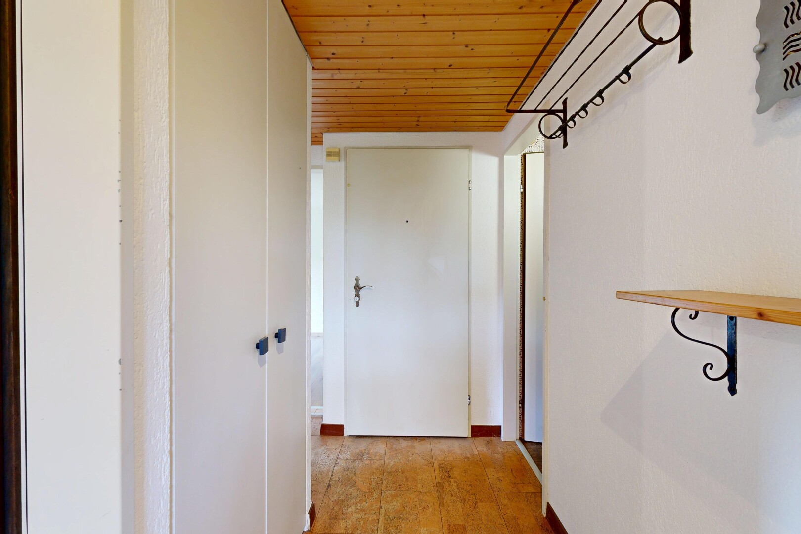 couloir avec inside property, sol en finition bois, wood finish floor, cloison sèche, et drywall