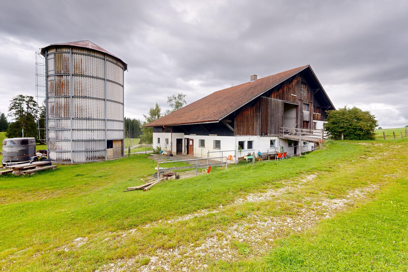 façade avec overcast, grange, structure extérieure, property visible, et pelouse