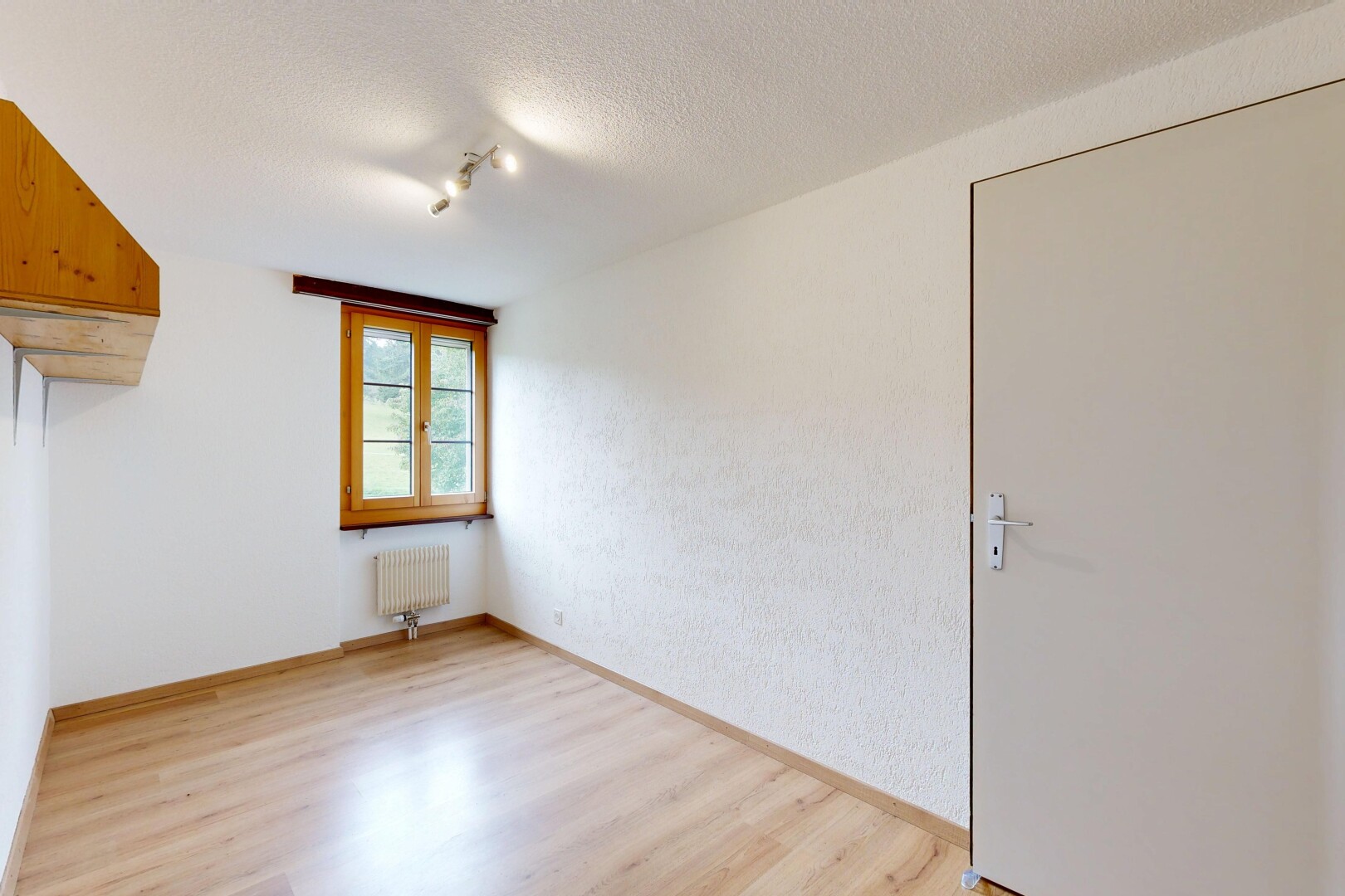 pièce vide avec sol en finition bois, wood finish floor, lumière naturelle, natural light, et plafond texturé