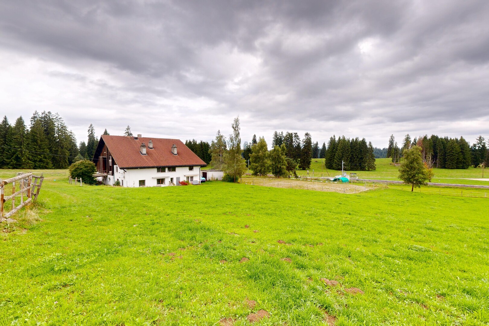 jardin avec overcast, property visible, pelouse, vue rurale, et rural view