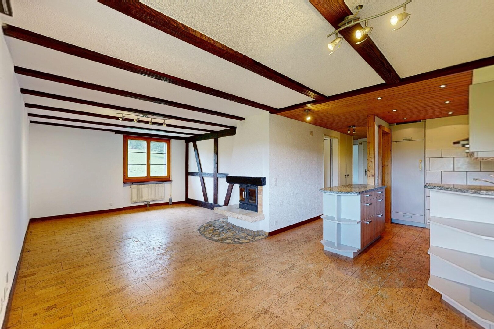 pièce vide avec lumière naturelle, natural light, cheminée, inside property, et cloison sèche