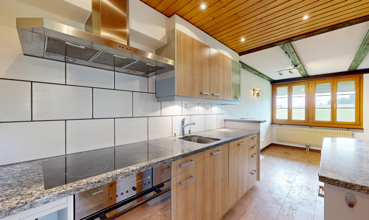 cuisine avec hotte, four, lumière naturelle, natural light, et plans de travail en pierre