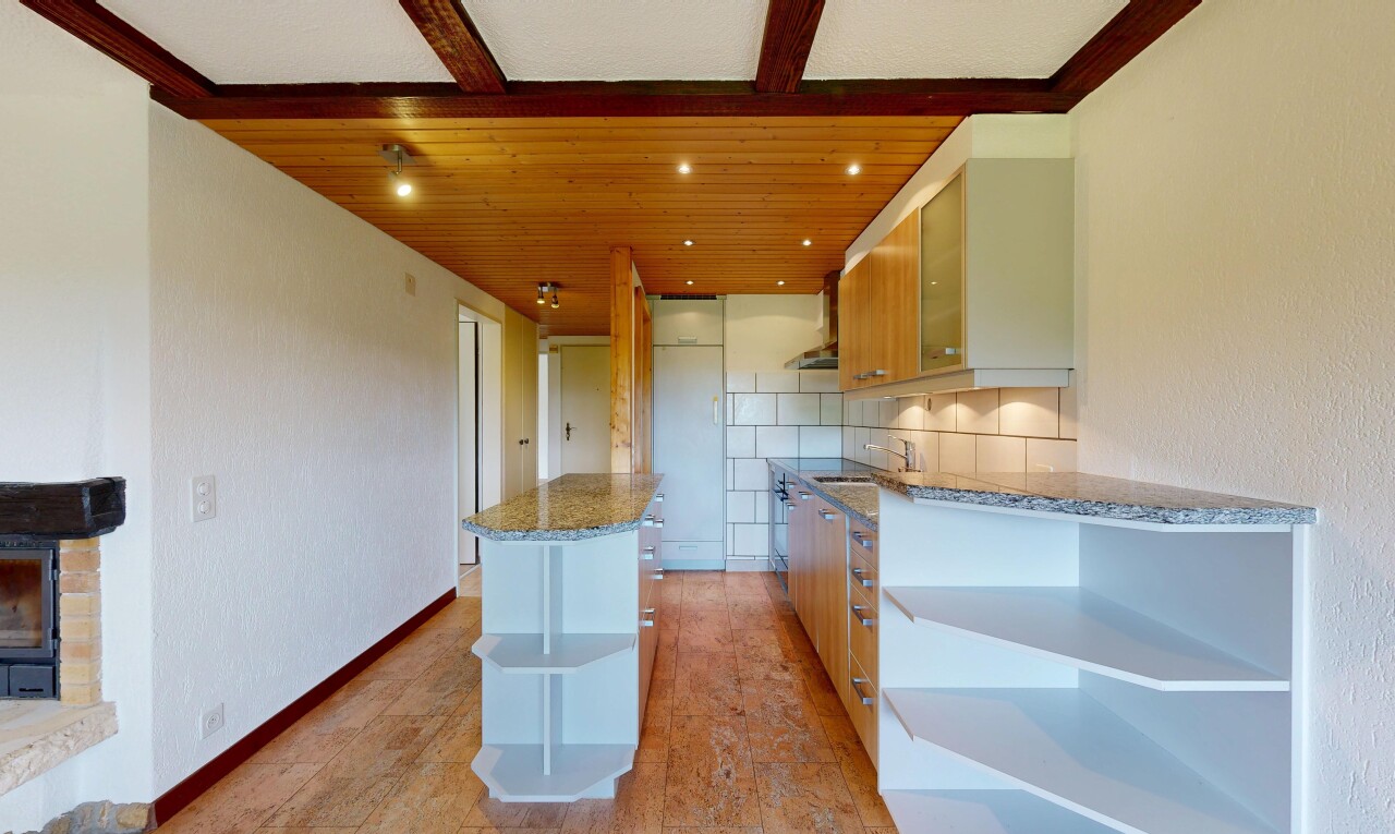 cuisine avec plans de travail en pierre, dosseret, backsplash, inside property, et îlot de cuisine