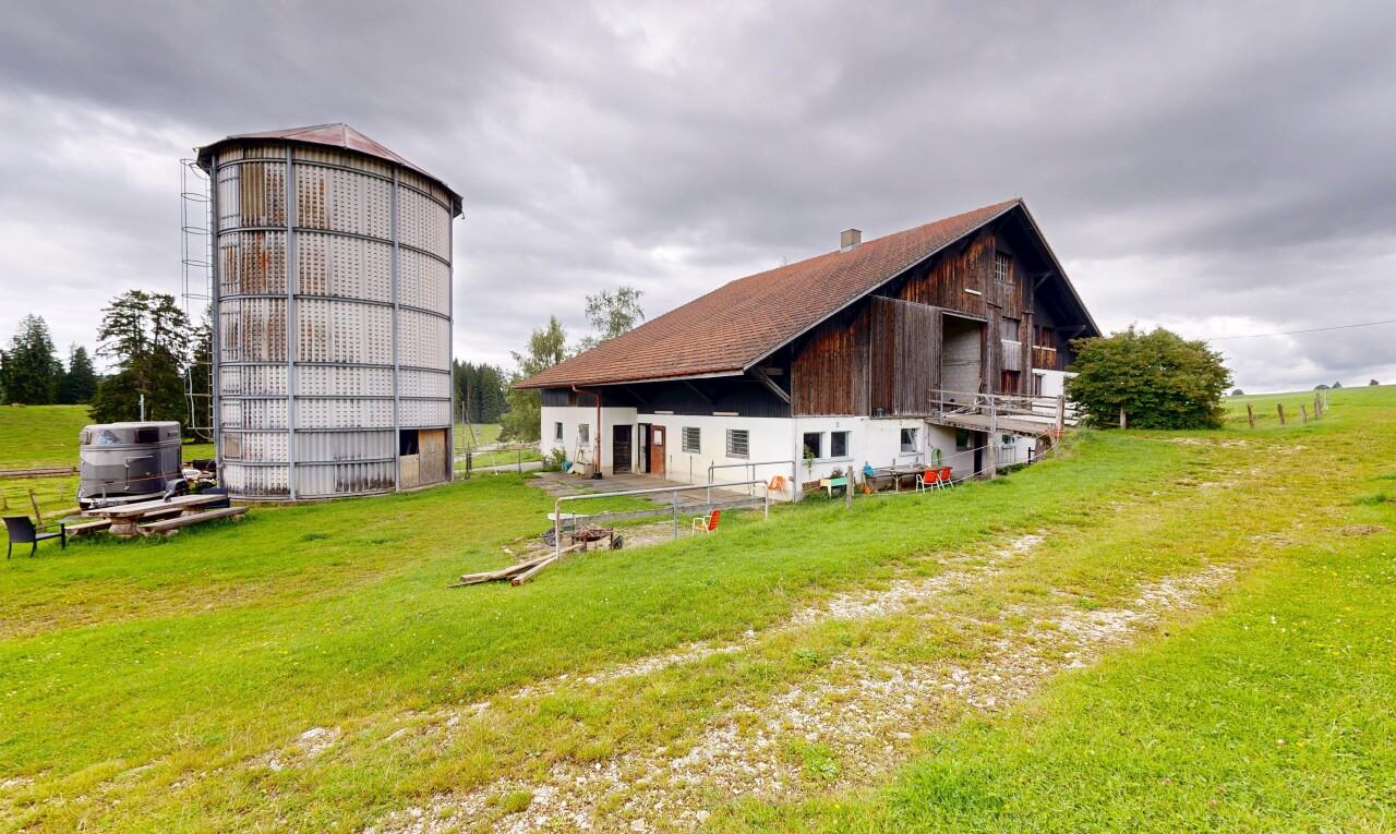 façade avec overcast, grange, structure extérieure, property visible, et pelouse