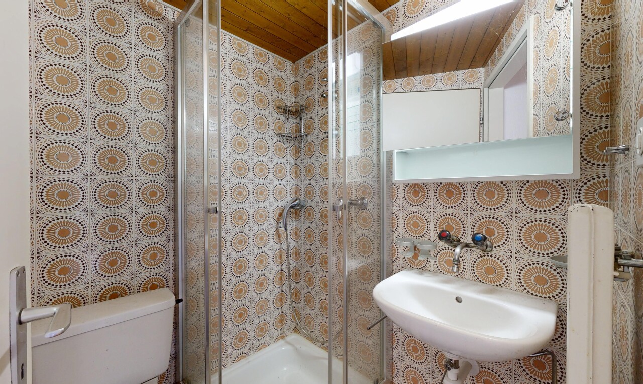 salle de bains avec miroir, salle de bain complète, douche, tile wall, et inside property