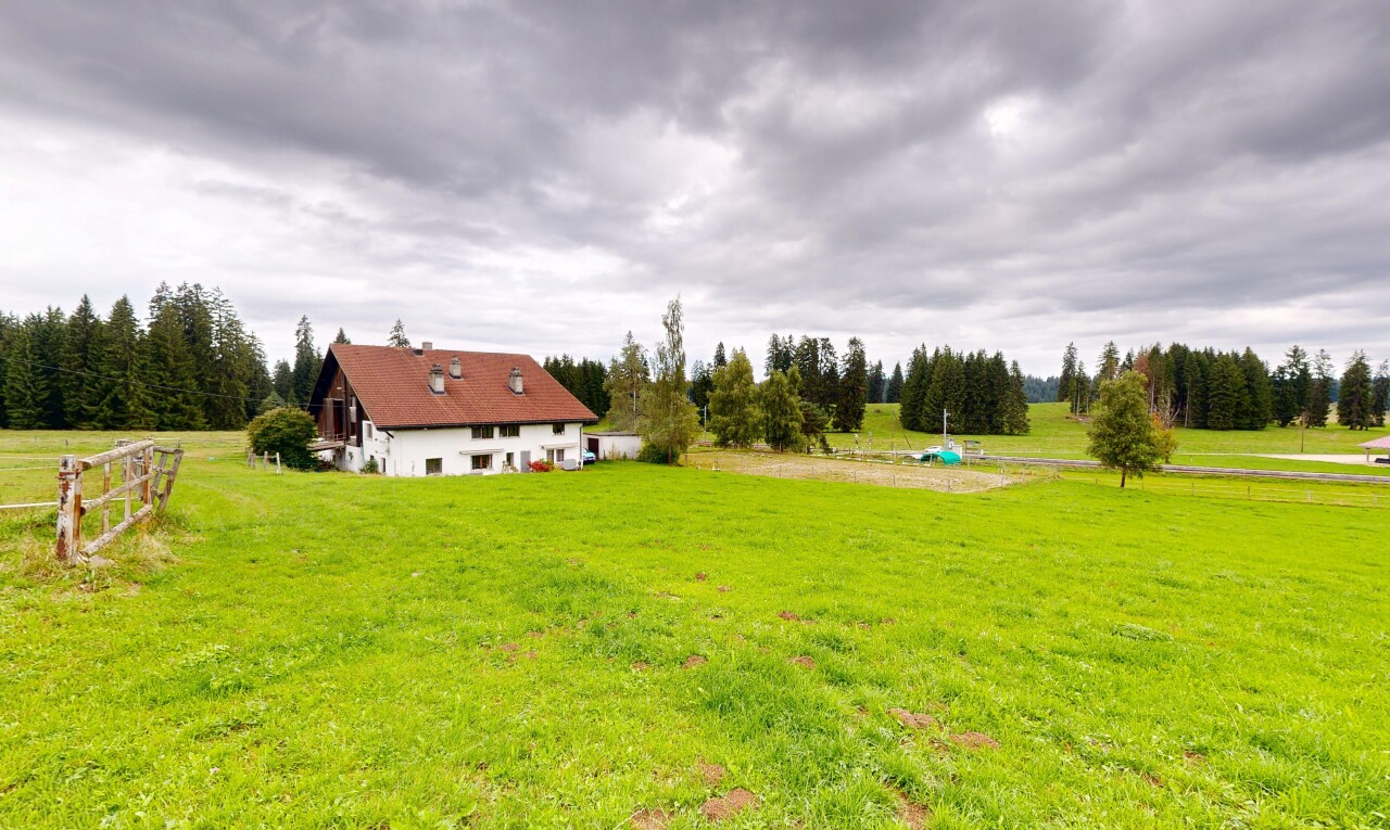jardin avec overcast, property visible, pelouse, vue rurale, et rural view
