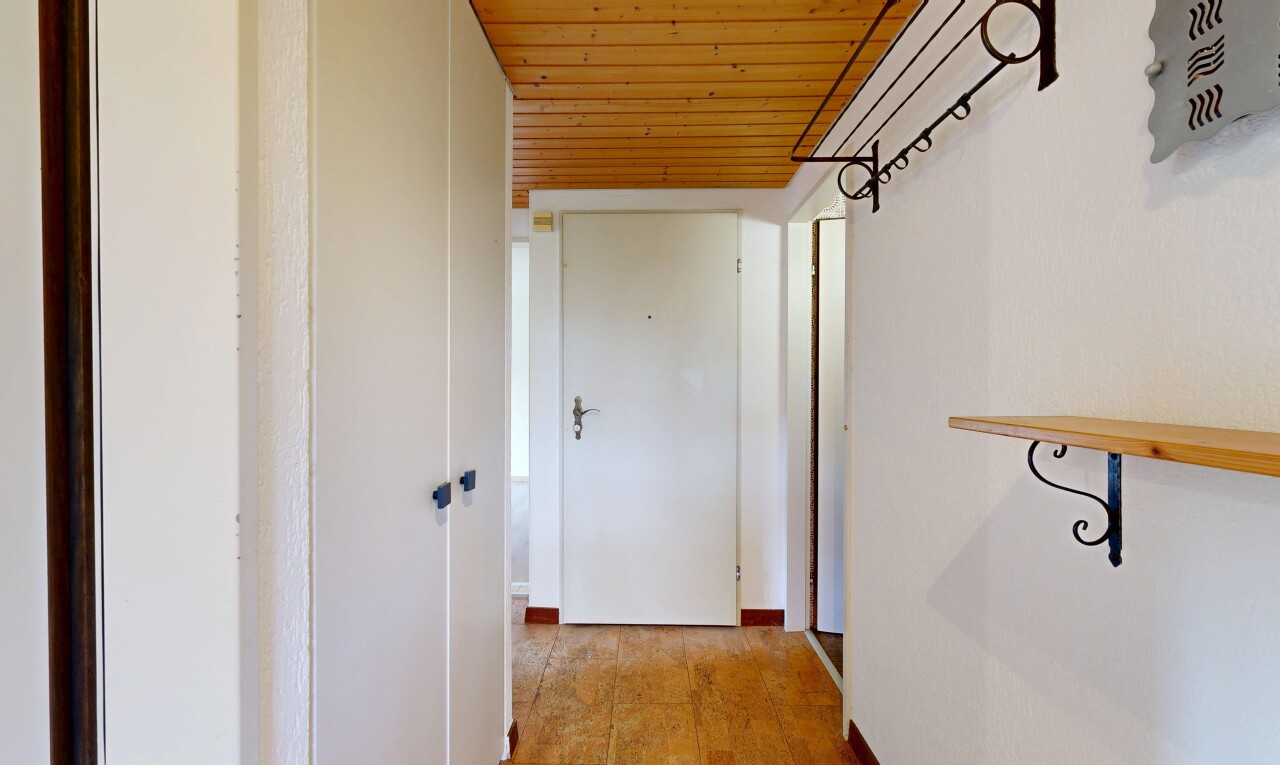 couloir avec inside property, sol en finition bois, wood finish floor, cloison sèche, et drywall