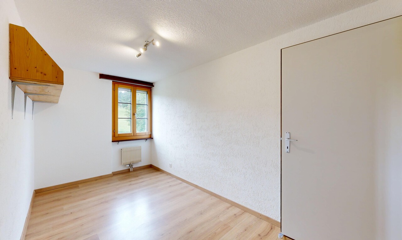 pièce vide avec sol en finition bois, wood finish floor, lumière naturelle, natural light, et plafond texturé