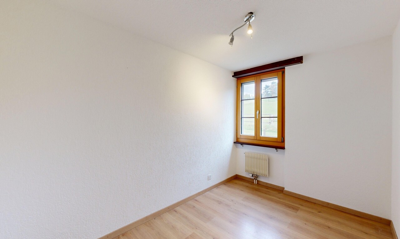 pièce vide avec sol en finition bois, wood finish floor, inside property, lumière naturelle, et natural light