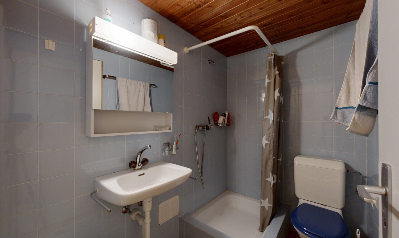 salle de bains avec mur en carrelage, tile wall, miroir, salle de bain complète, et douche