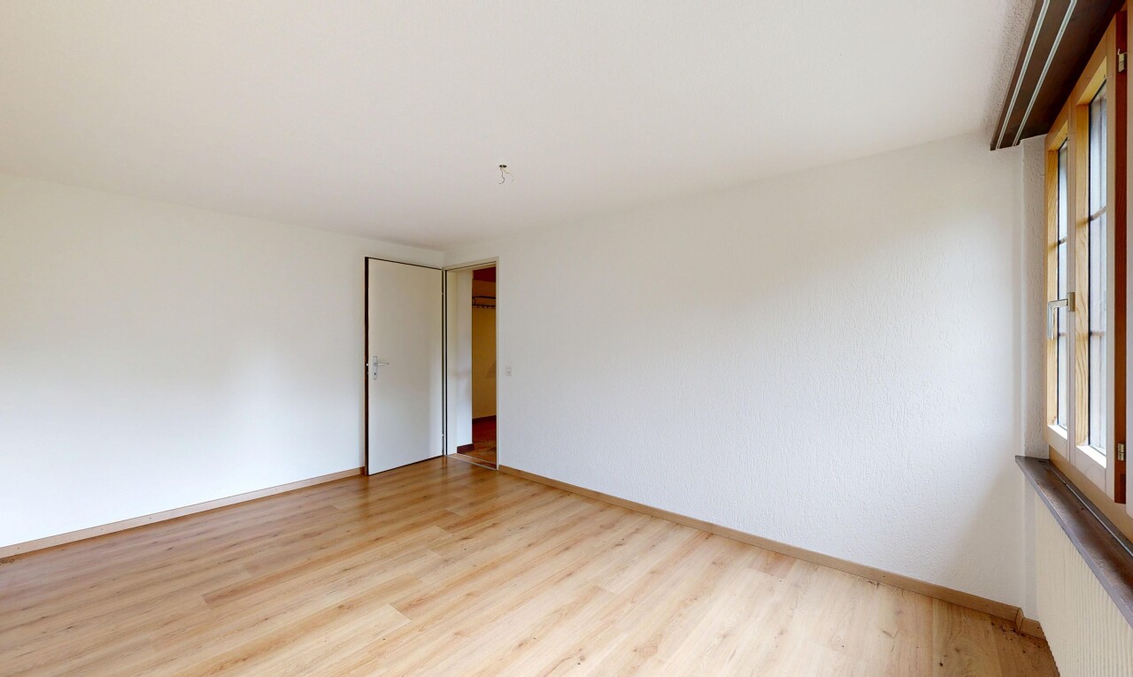pièce vide avec sol en finition bois, wood finish floor, inside property, plinthes murales, et baseboards wall