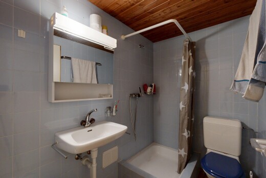 salle de bains avec mur en carrelage, tile wall, miroir, salle de bain complète, et douche