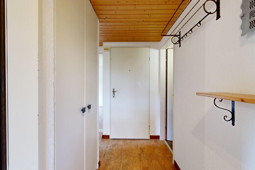 couloir avec inside property, sol en finition bois, wood finish floor, cloison sèche, et drywall