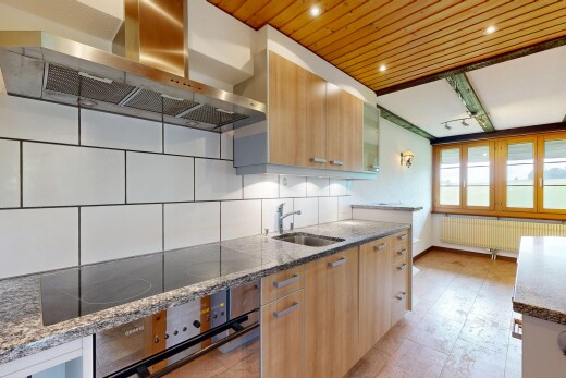 cuisine avec hotte, four, lumière naturelle, natural light, et plans de travail en pierre