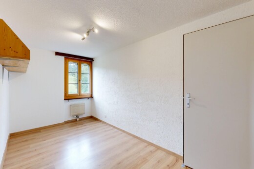 pièce vide avec sol en finition bois, wood finish floor, lumière naturelle, natural light, et plafond texturé