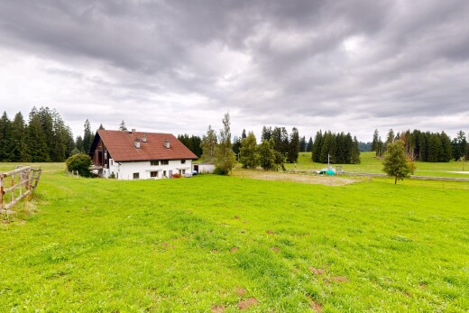 jardin avec overcast, property visible, pelouse, vue rurale, et rural view