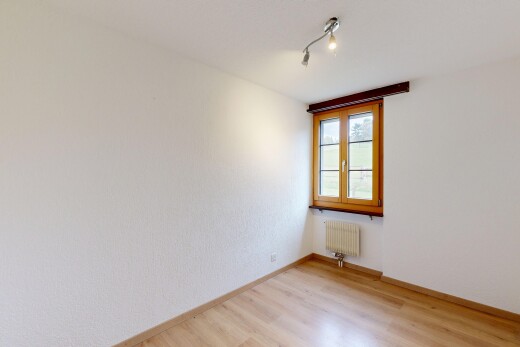 pièce vide avec sol en finition bois, wood finish floor, inside property, lumière naturelle, et natural light
