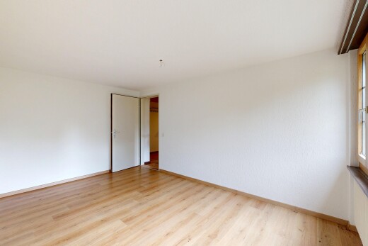 pièce vide avec sol en finition bois, wood finish floor, inside property, plinthes murales, et baseboards wall