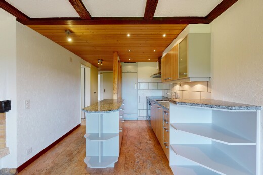 cuisine avec plans de travail en pierre, dosseret, backsplash, inside property, et îlot de cuisine