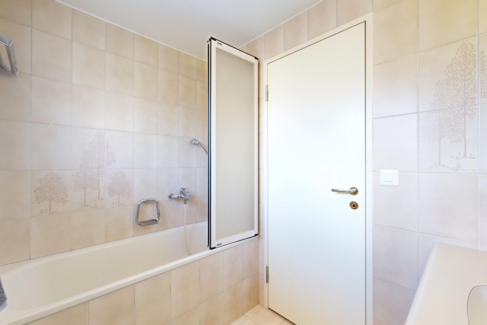 bad mit komplettes badezimmer, kombiniertes bad / dusche, tile wall, fliesenwand, und inside property
