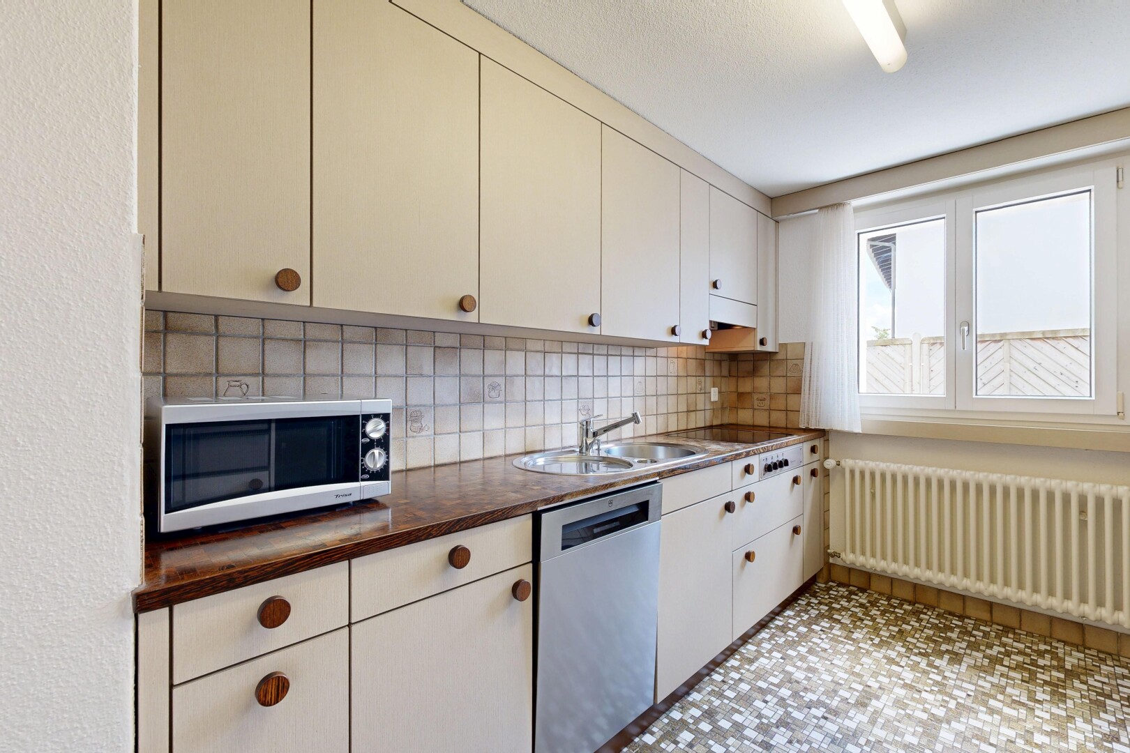 küche mit dark countertops, arbeitsplatten, kühler, mikrowelle, und geschirrspülmaschine