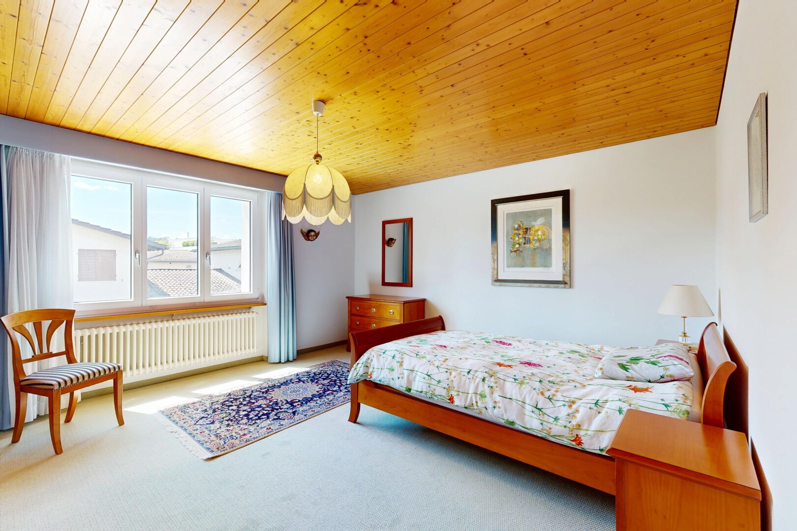zimmer / schlafzimmer mit natural light, natürliches licht, wood ceiling, holzdecke, und drywall