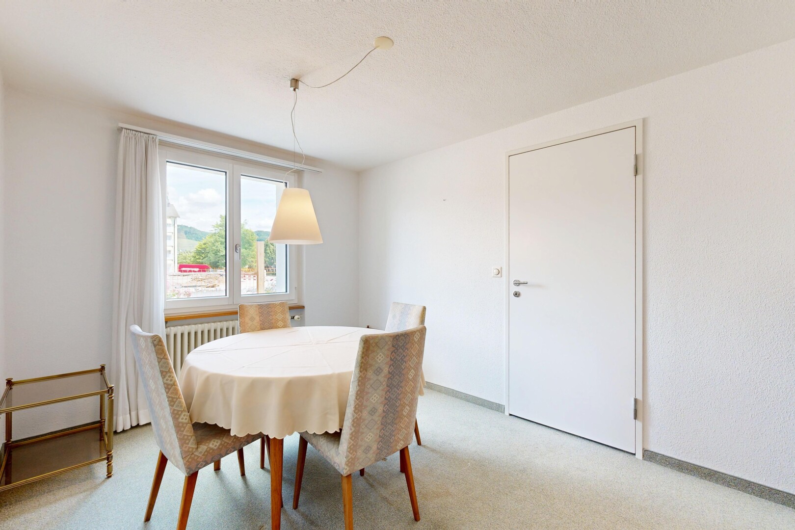 esszimmer mit inside property, carpet, teppich, natural light, und natürliches licht