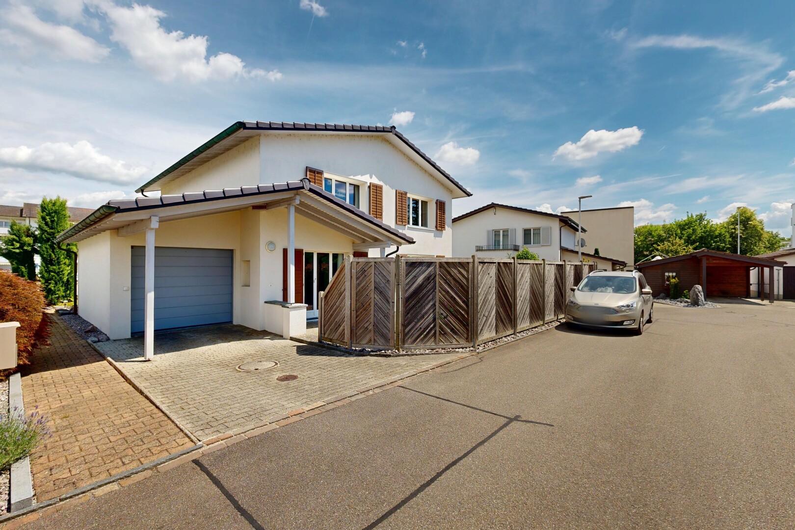 terrasse mit property visible, day time, garage angeschlossen, auffahrt, und zaun