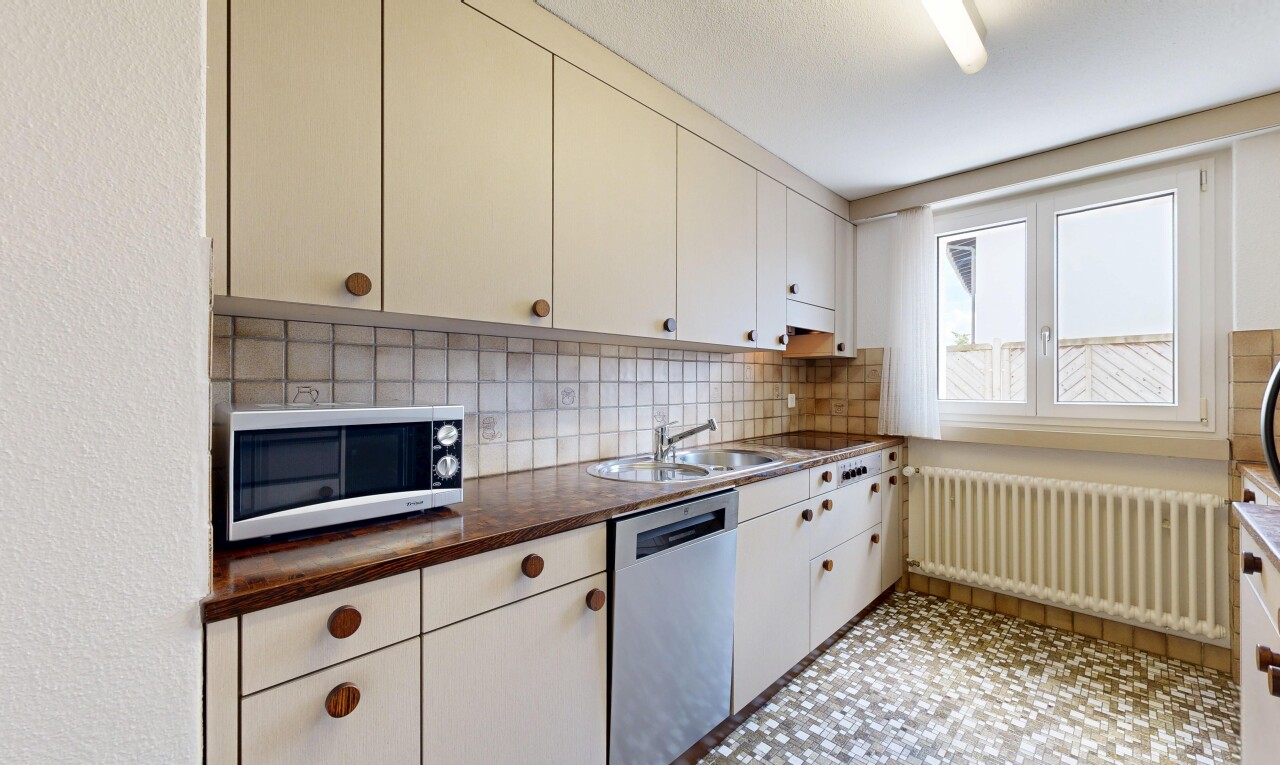 küche mit dark countertops, arbeitsplatten, kühler, mikrowelle, und geschirrspülmaschine