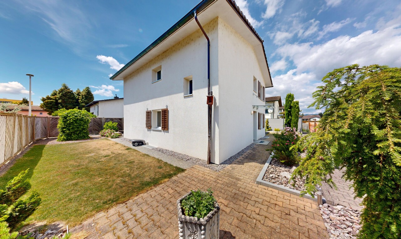 außenansicht mit zaun, stuckverkleidung, property visible, day time, und rasen