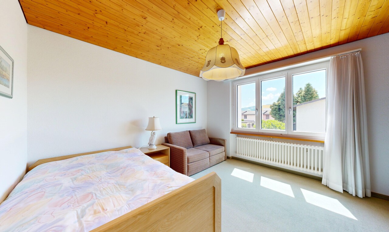 zimmer / schlafzimmer mit day time, kühler, carpet, teppich, und inside property