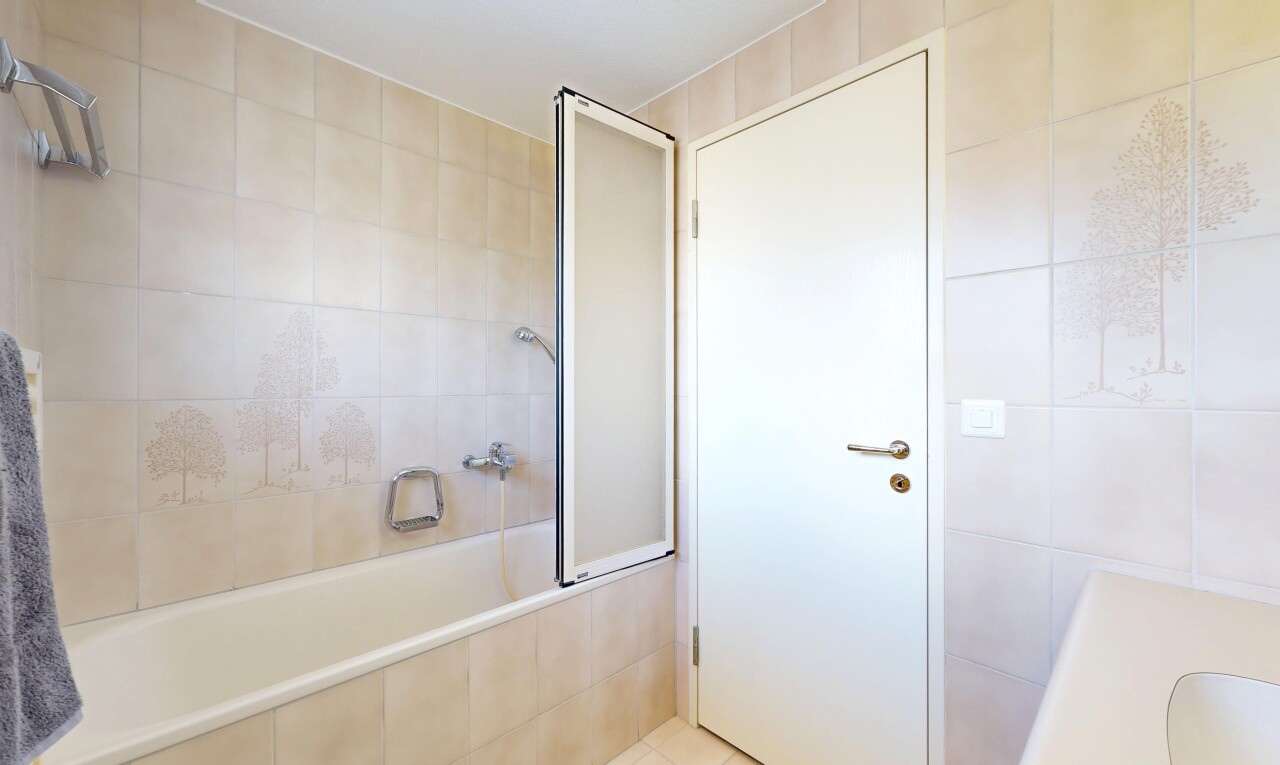 bad mit komplettes badezimmer, kombiniertes bad / dusche, tile wall, fliesenwand, und inside property