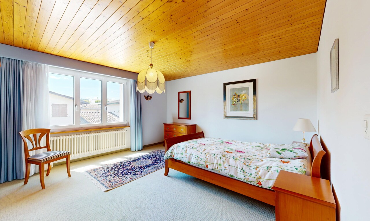 zimmer / schlafzimmer mit natural light, natürliches licht, wood ceiling, holzdecke, und drywall