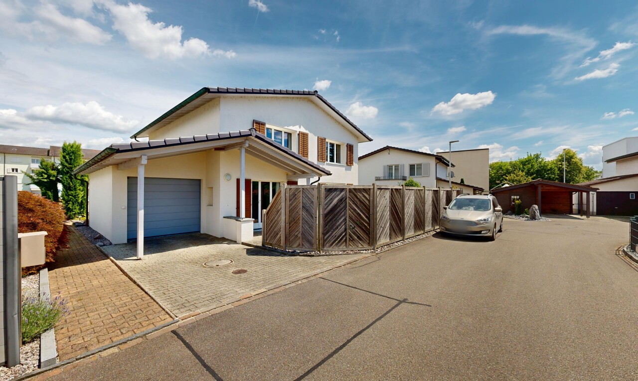 terrasse mit property visible, day time, garage angeschlossen, auffahrt, und zaun