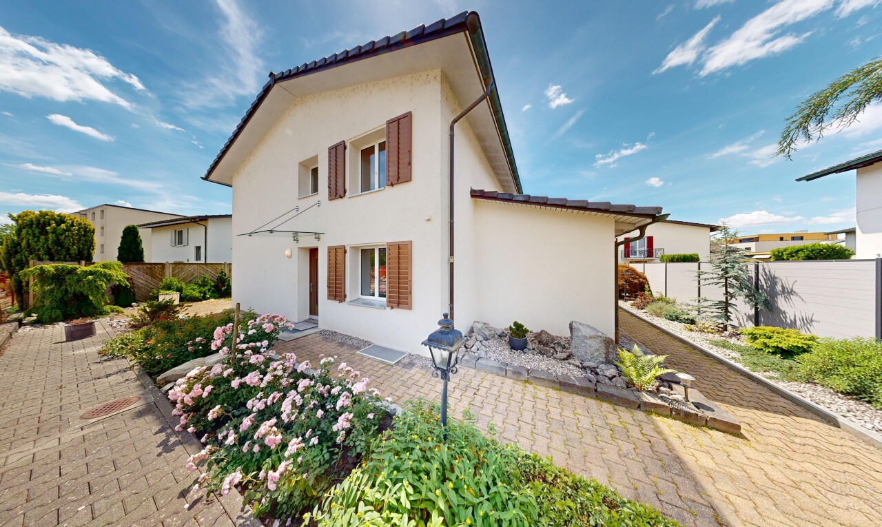 außenansicht mit property visible, zaun, stuckverkleidung, und day time