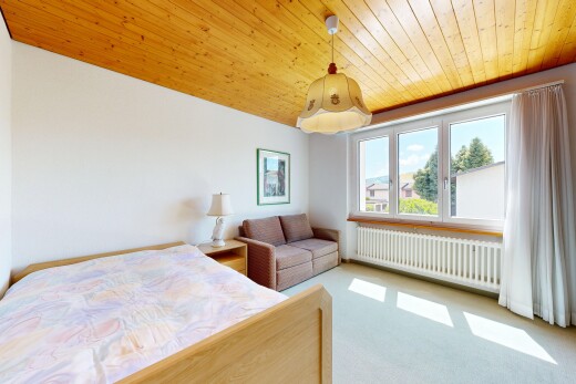 zimmer / schlafzimmer mit day time, kühler, carpet, teppich, und inside property
