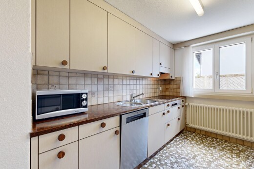 küche mit dark countertops, arbeitsplatten, kühler, mikrowelle, und geschirrspülmaschine