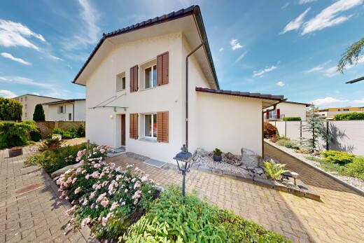 façade avec property visible, clôture, bardage en stuc, et day time