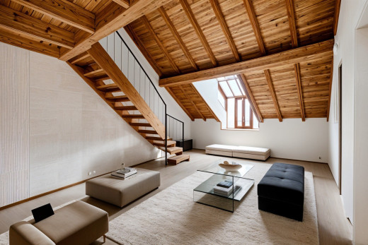 wohnzimmer mit holzdecke, dachschräge, natürliches licht, und dachfenster