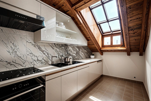 küche mit dunstabzugshaube, ofen, weiße schränke, fliesenboden, und dachfenster