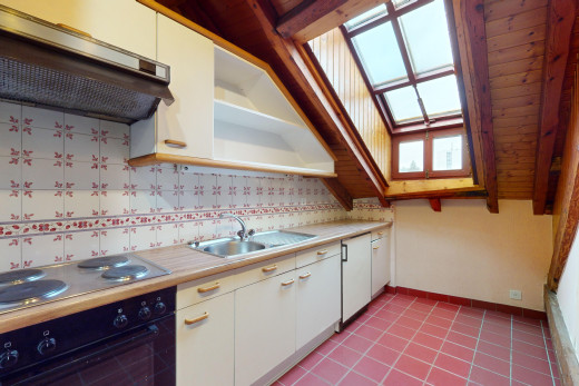 küche mit ofen, geschirrspülmaschine, weiße schränke, backsplash, und arbeitsplatten