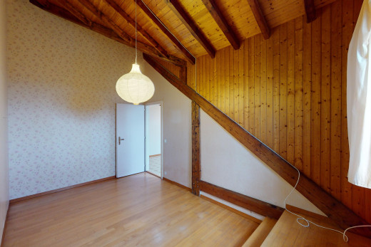 leerer raum mit parkettboden, dachschräge, holzwand, balkendecke, und holzdecke