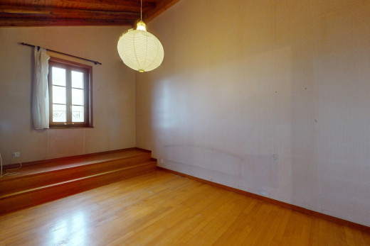 leerer raum mit parkettboden, balkendecke, natürliches licht, und dachschräge